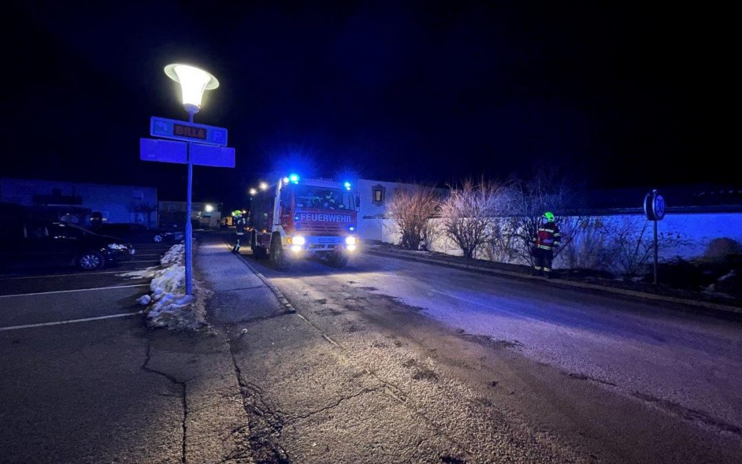 Ausgedehnte Ölspur beschäftigt 2 Feuerwehren – technisches Gebrechen beim Streudienst