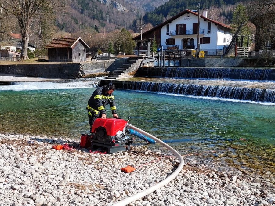 Neuer Löschwasserbehälter im Gewerbegebiet Mühldorf befüllt