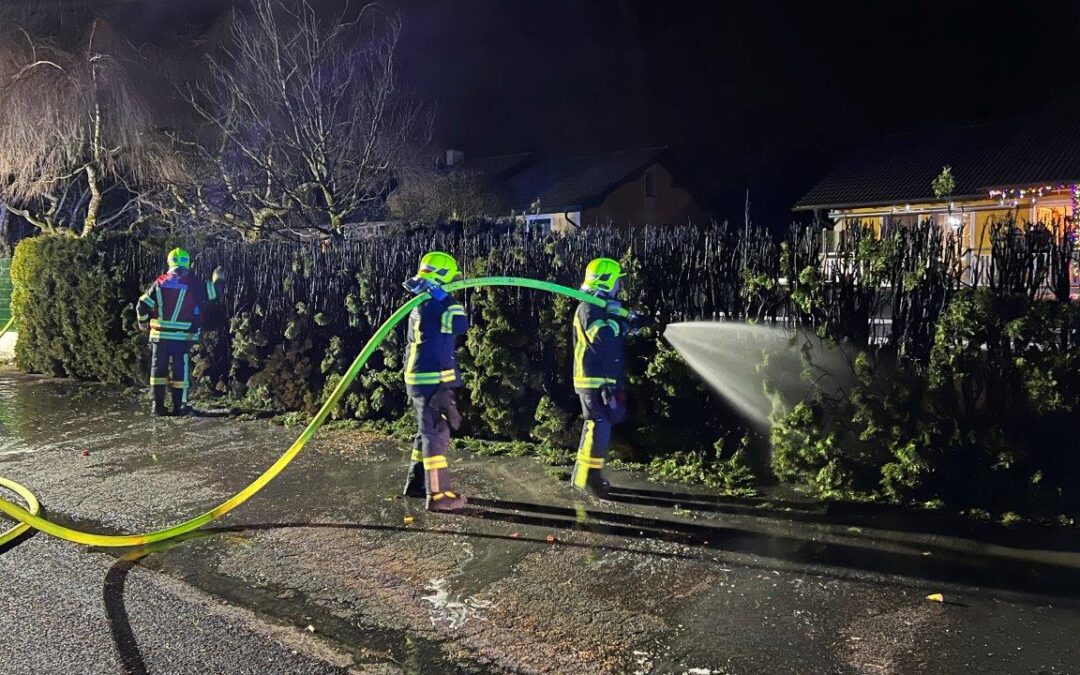 Heckenbrand am Silvester-Vorabend – brennende Hecke konnte rasch gelöscht werden