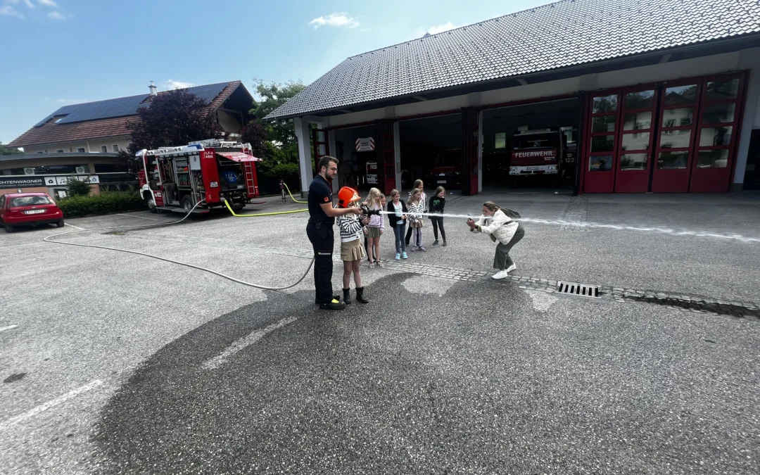 Gemeinsam.Sicher.Feuerwehr – Kindergarten und Volksschule besuchen die Feuerwehr