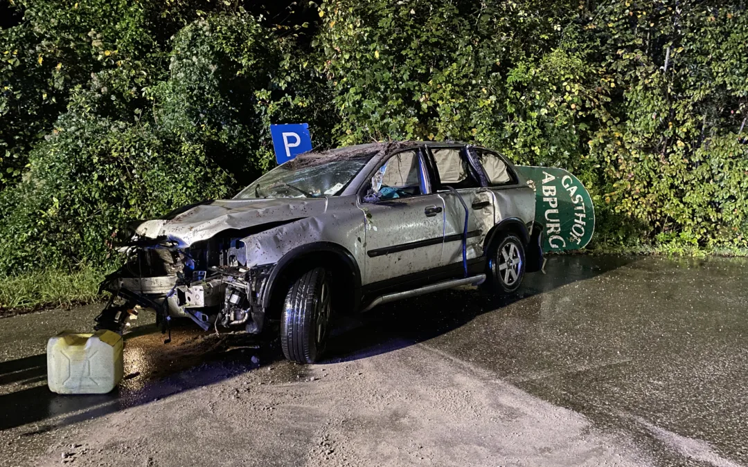 Feuerwehr Scharnstein bei nächtlicher Fahrzeugbergung im steilen Gelände gefordert