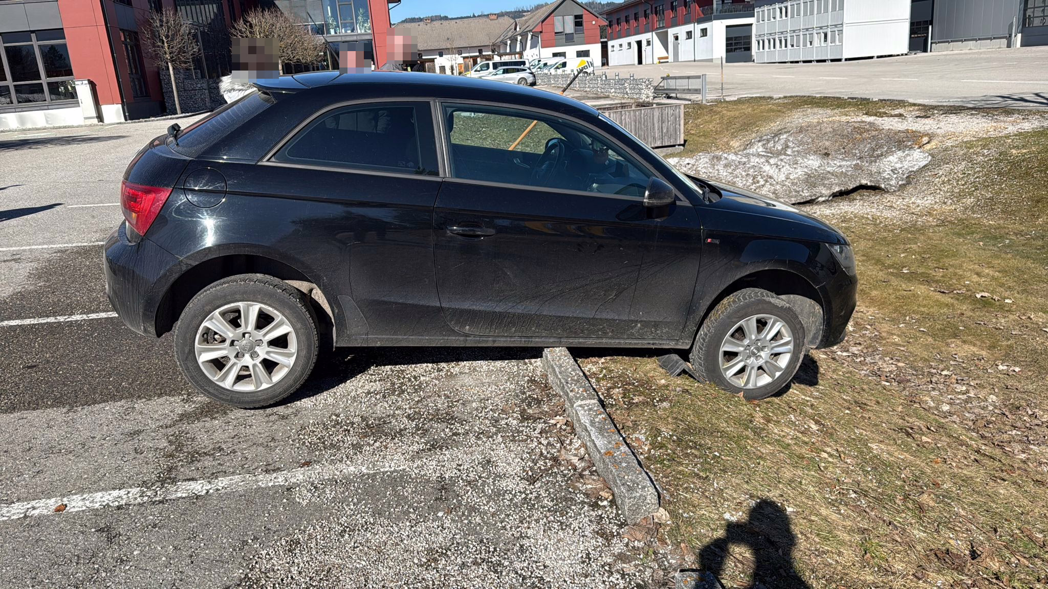 Fahrzeugbergung nach missglücktem Ausparkversuch
