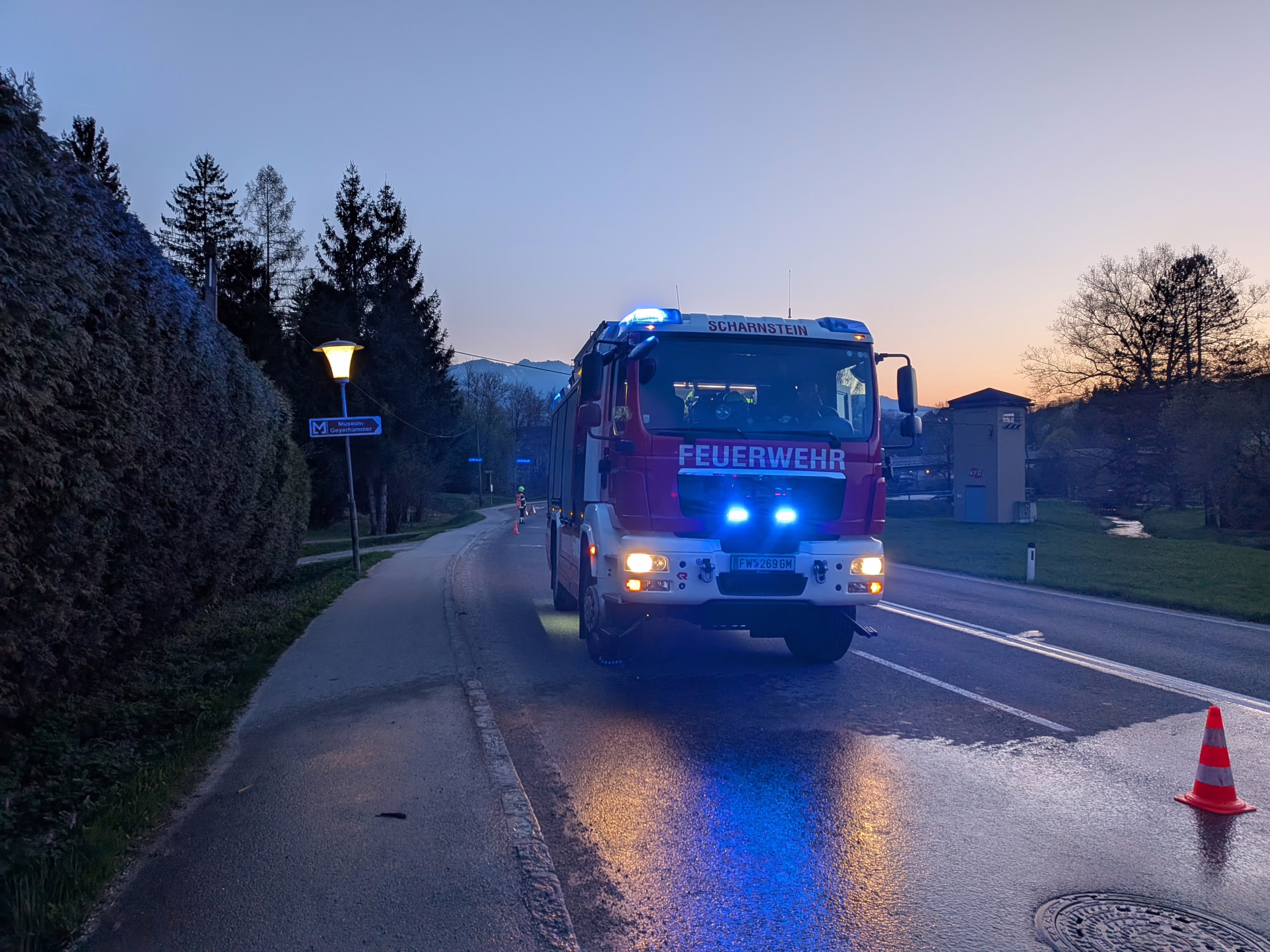 Heckenbrand in der Welserstraße rasch gelöscht