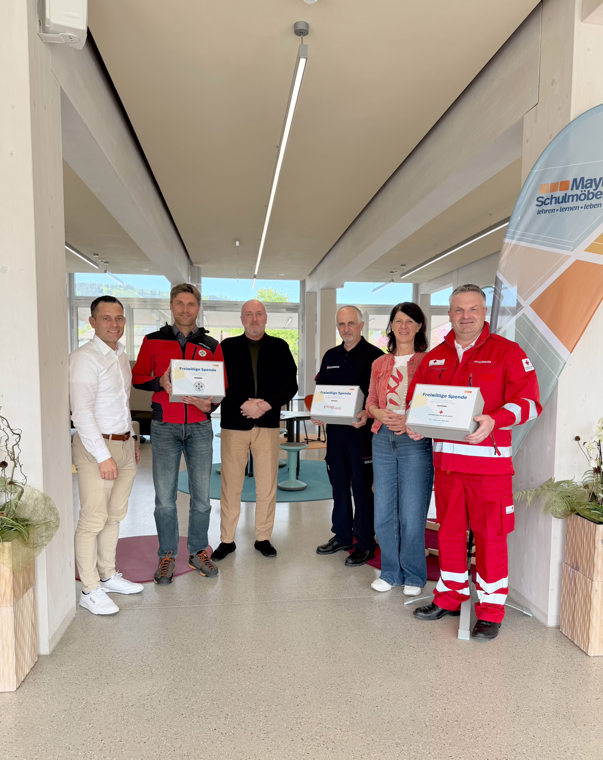 Feuerwehr Scharnstein bedankt sich bei Mayr Schulmöbel für Spende und langjährige Unterstützung