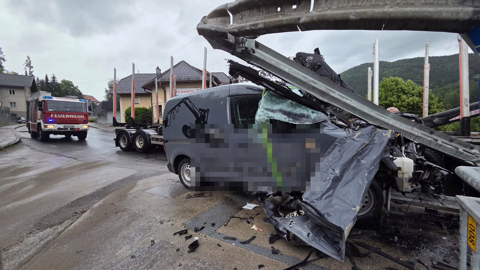 Schwerer Verkehrsunfall auf der B120: Pkw kracht in Leitschiene