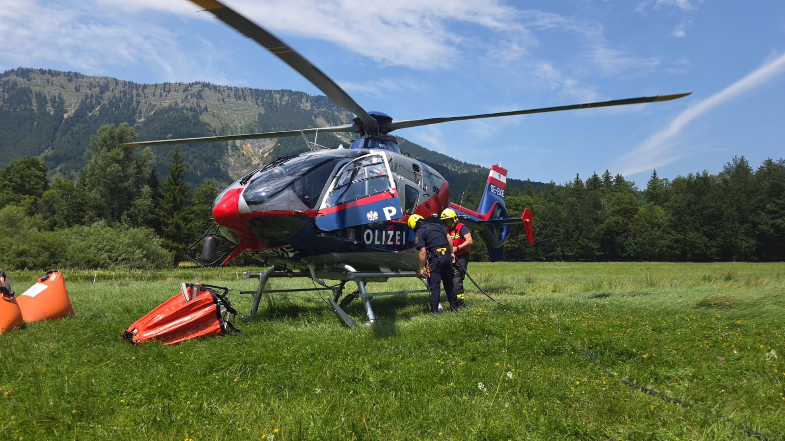 Waldbrand im unwegsamen Gelände fordert Flughelfer und Hubschrauber
